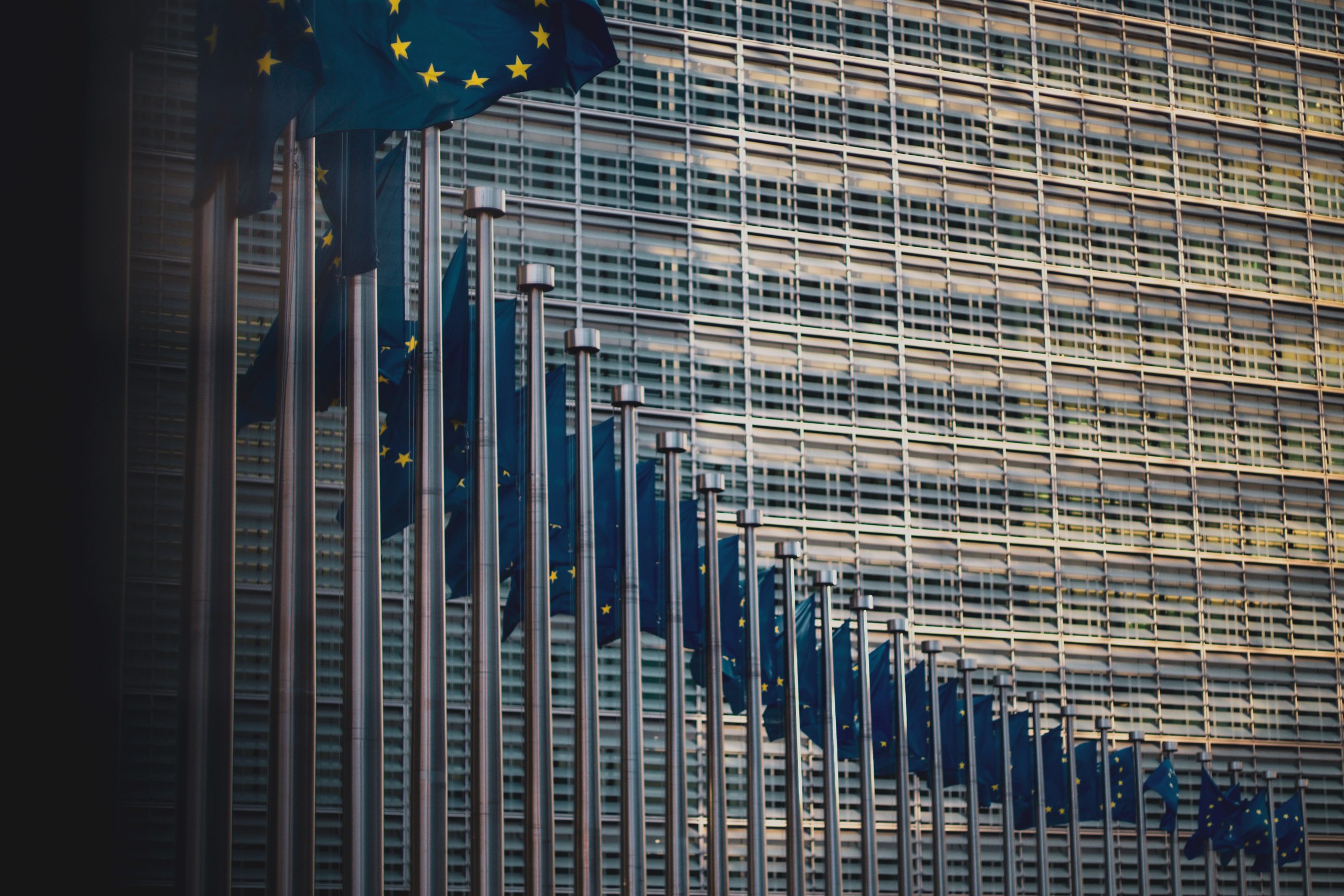 Extérieur du parlement européen qui annonce la nouvelle directive NSI2