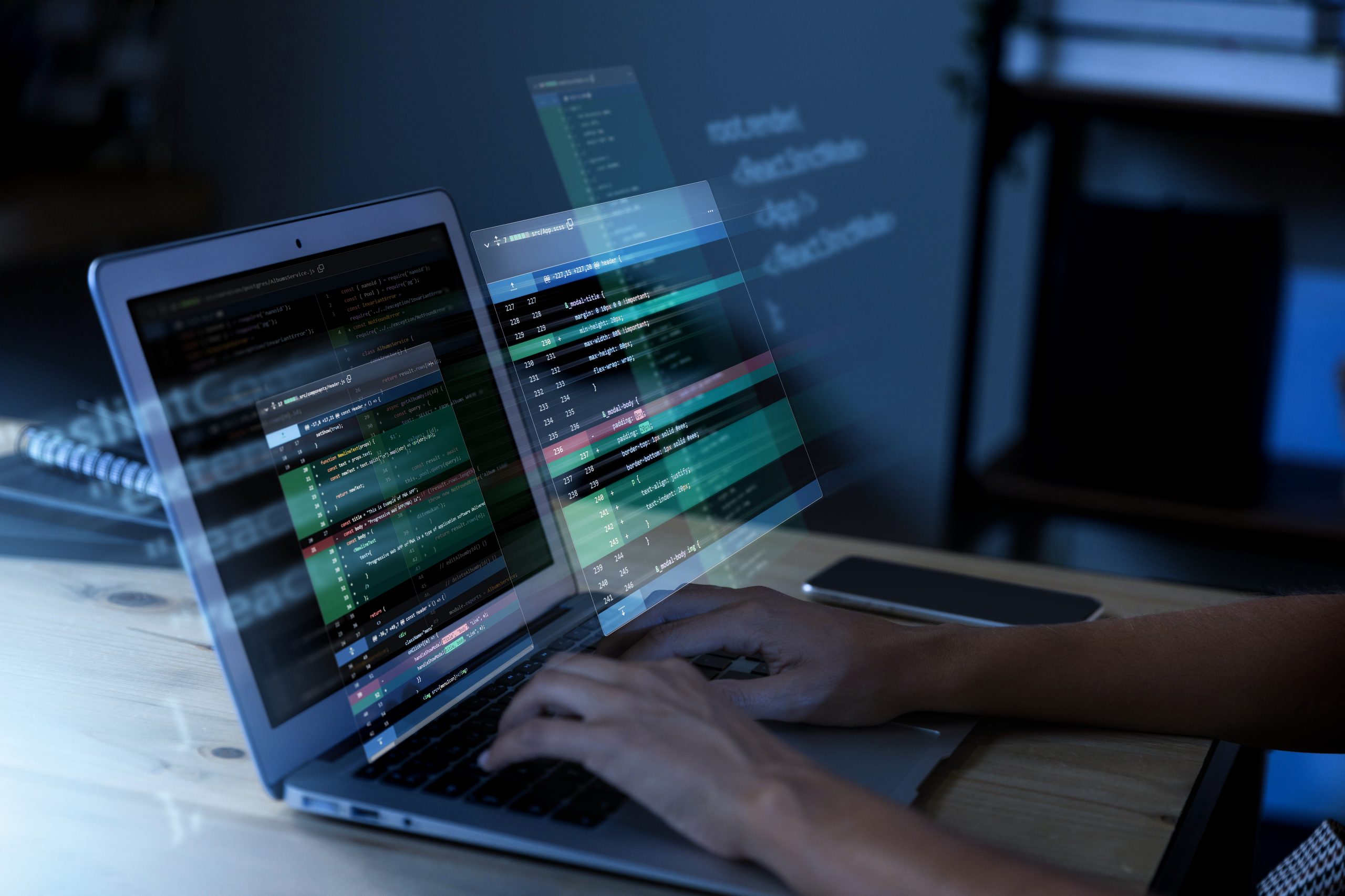 Une personne codant sur son ordinateur portable pour représenter le pentest, interne comme externe
